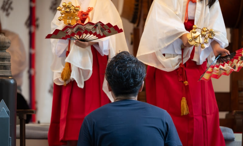 巫女さんが安全を祈願する様子の写真