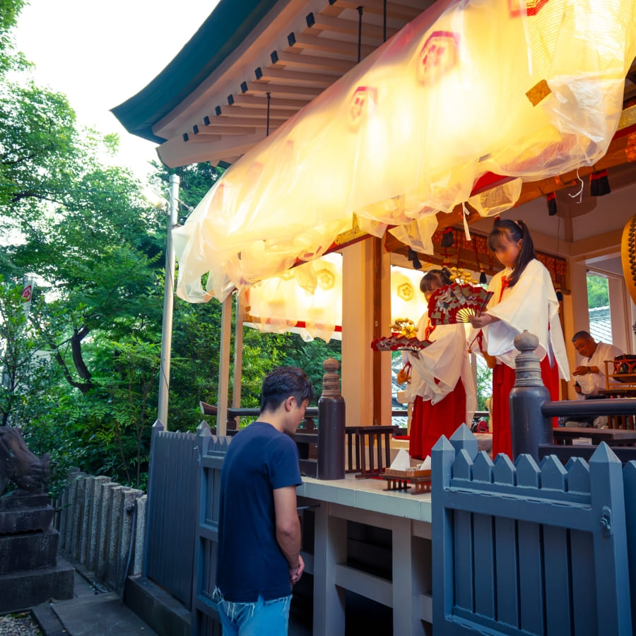 巫女さんが安全を祈願する様子の写真