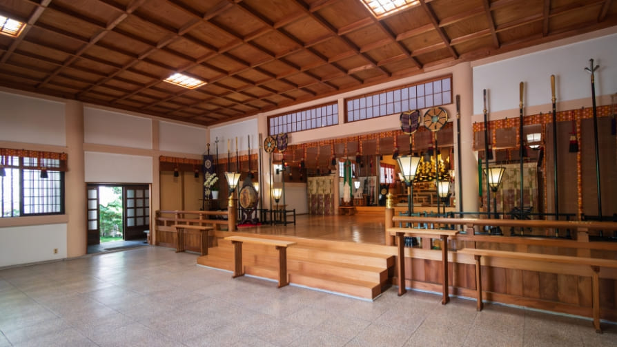 白山神社拝殿、祭壇の様子