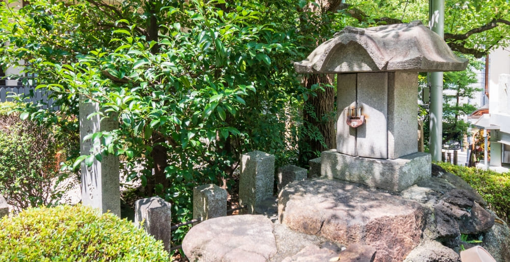 脇宮 菊里屋根神